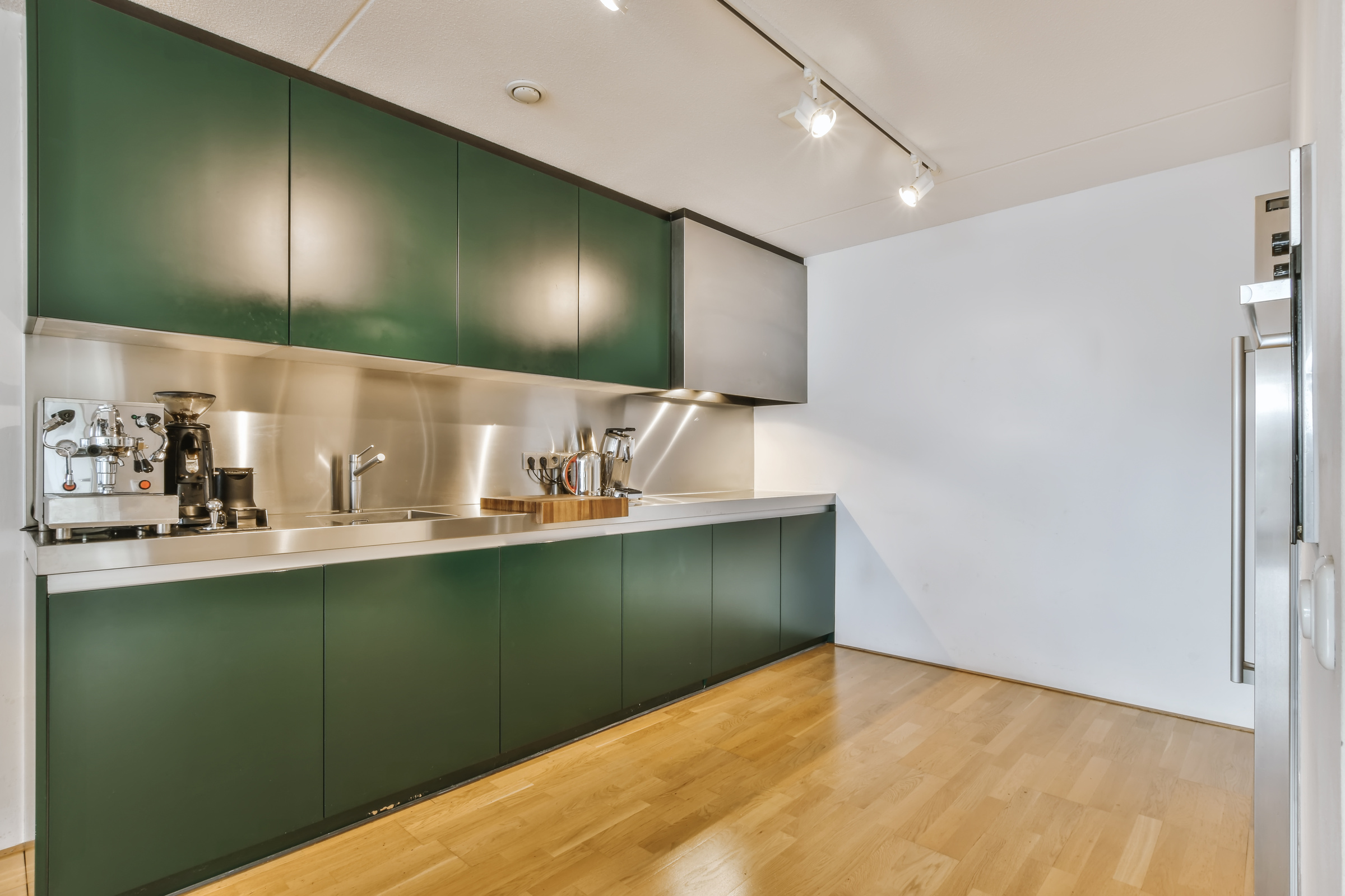 Cozy and Stylish Kitchen with Emerald Kitchen Set